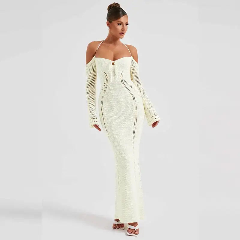Vestido de punto con cuello halter y hombros descubiertos
