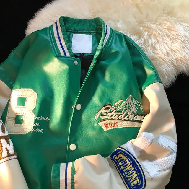 Chaquetas de inspiración vintage con bordados de letras clásicas