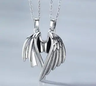 Collar de amantes con par de alas