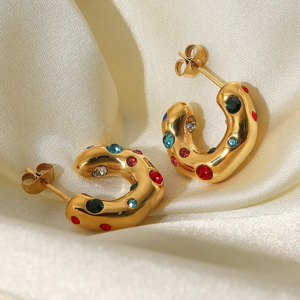 Pendientes de aro con forma de martillo y circonitas en forma de CC de Uworld