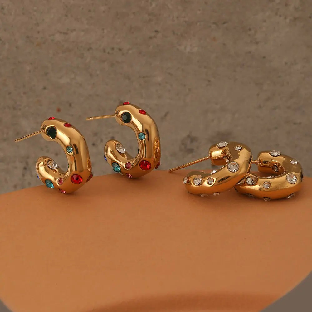 Pendientes de aro con forma de martillo y circonitas en forma de CC de Uworld