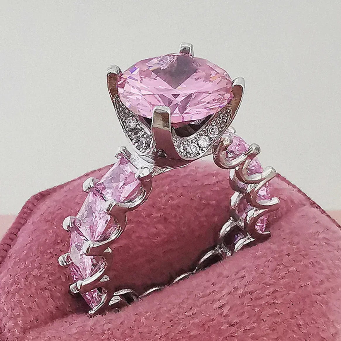 Anillo de compromiso con diamantes súper brillantes para mujer