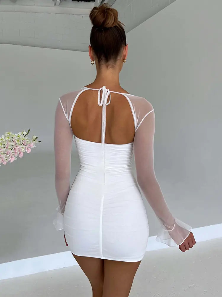 Elegante minivestido sexy sin espalda