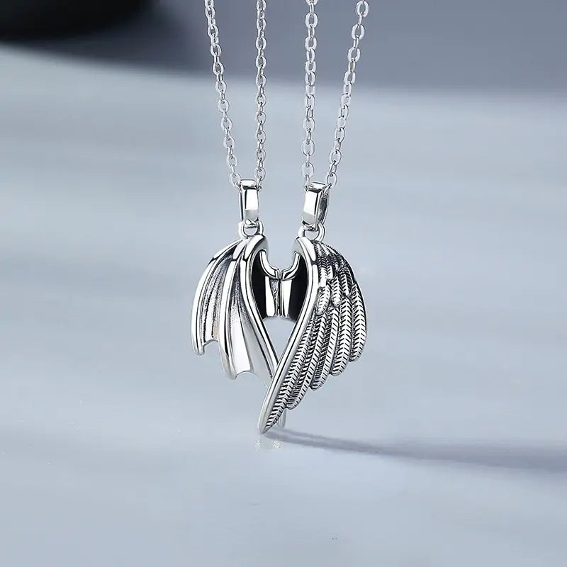 Collar de amantes con par de alas