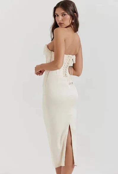 Vestido midi con hombros descubiertos y borlas de perlas