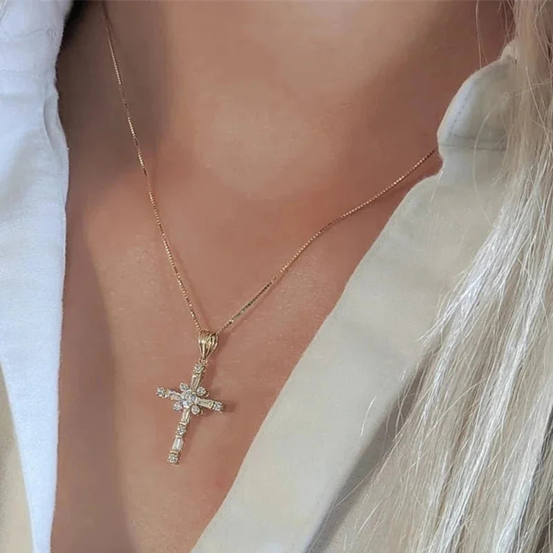 Collar con cruz de circonita de 16" (oro)