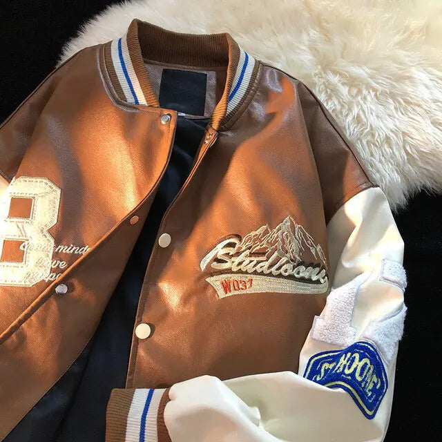 Chaquetas de inspiración vintage con bordados de letras clásicas