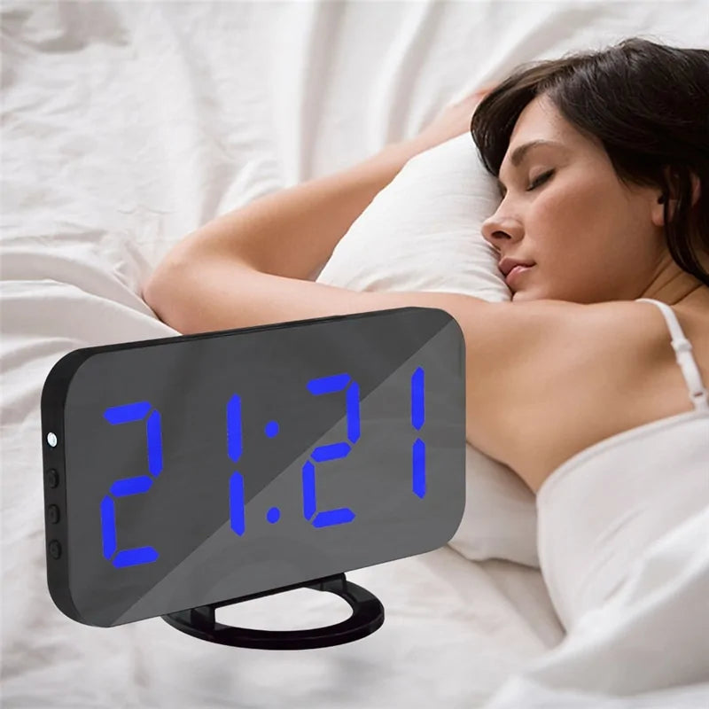 Reloj despertador digital con pantalla LED y 2 puertos de salida USB