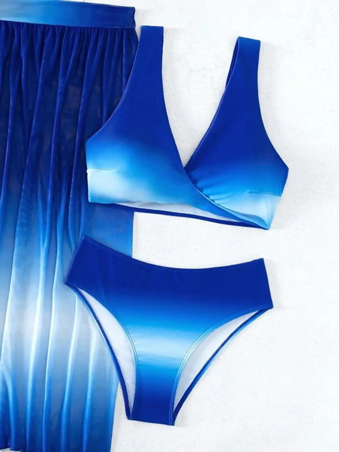 Traje de baño de tres piezas con tirantes anchos