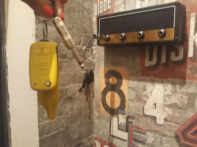 Colgador de llaves para amplificador de guitarra con montaje en pared