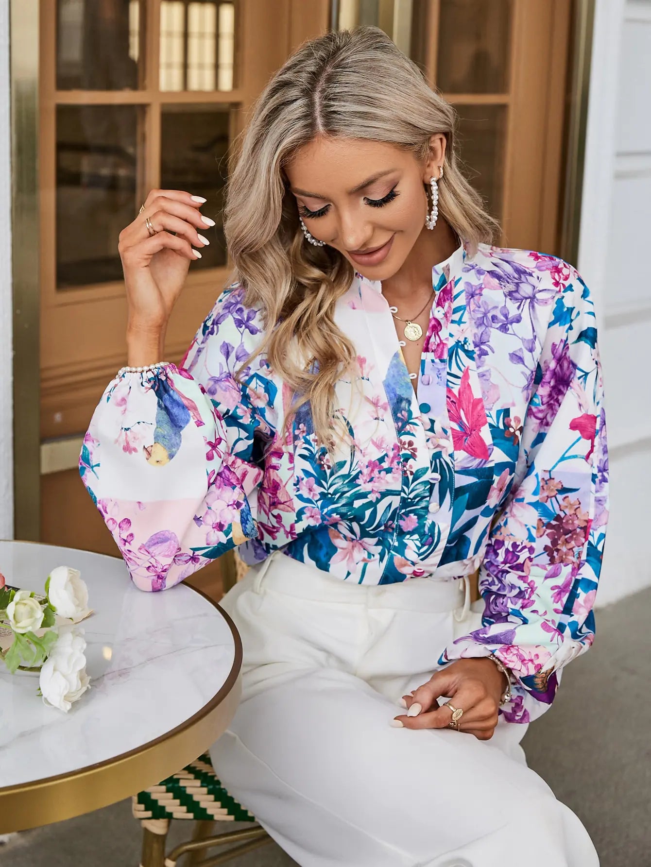 Camisa elegante con mangas abullonadas para mujer