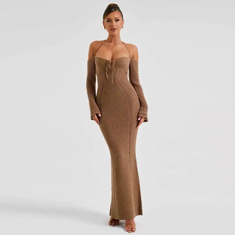 Vestido de punto con cuello halter y hombros descubiertos