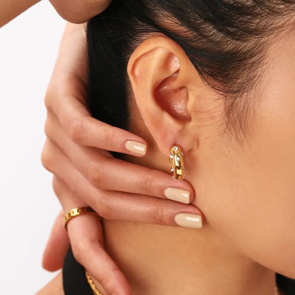 Pendientes de aro con forma de martillo y circonitas en forma de CC de Uworld