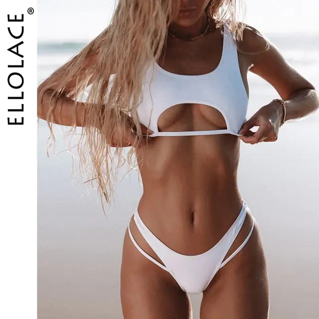 Traje de baño micro con escote alto y aberturas