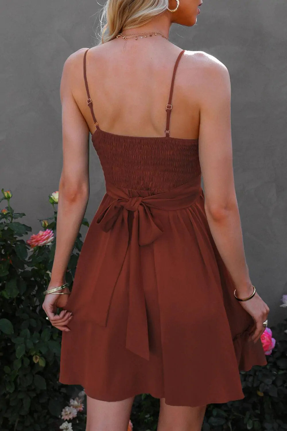 Vestido con volantes en el dobladillo y tirantes finos con lazo en la espalda