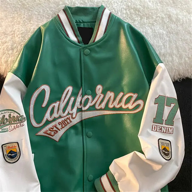 Chaquetas de inspiración vintage con bordados de letras clásicas