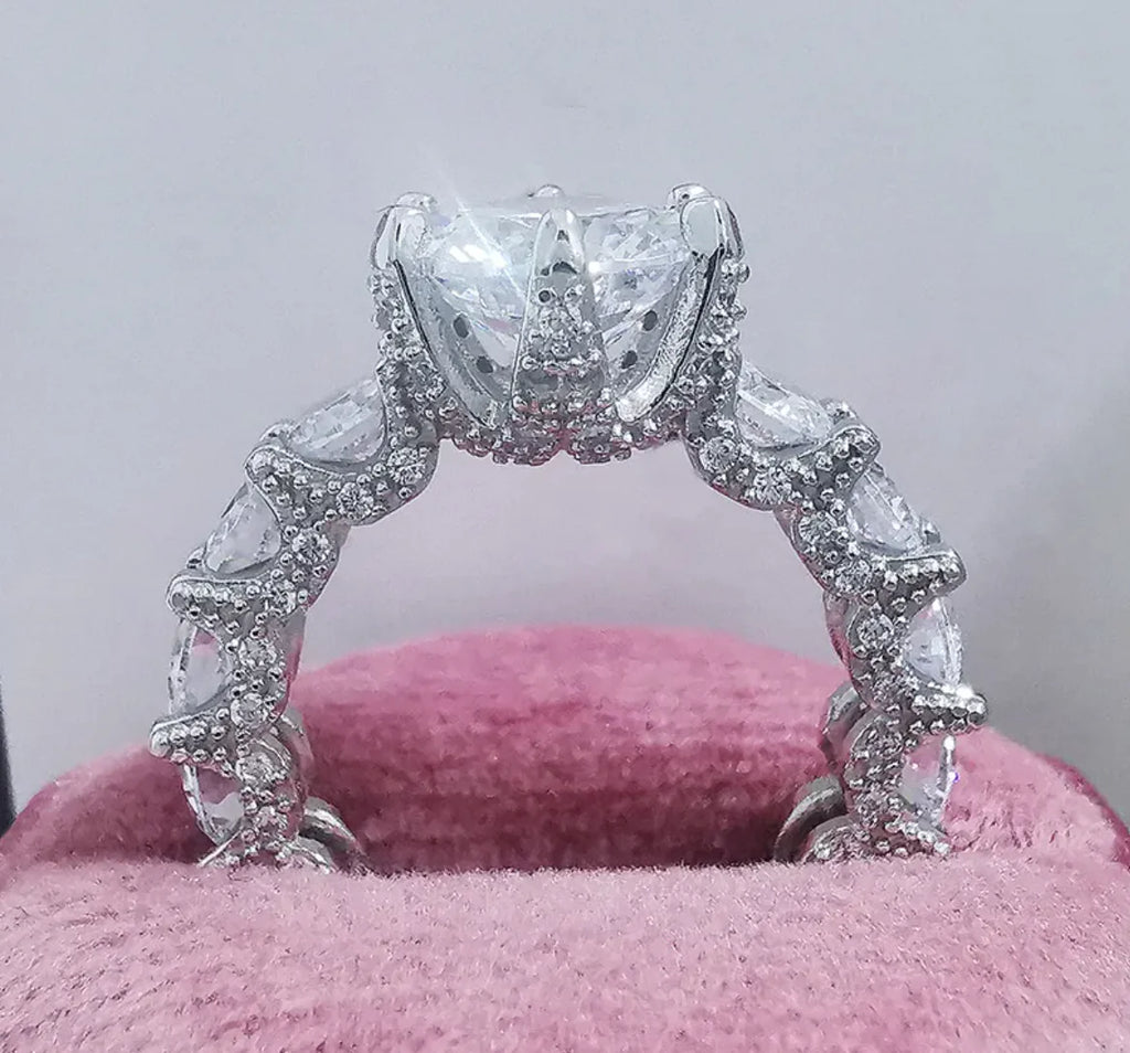 Anillo de compromiso con diamantes súper brillantes para mujer