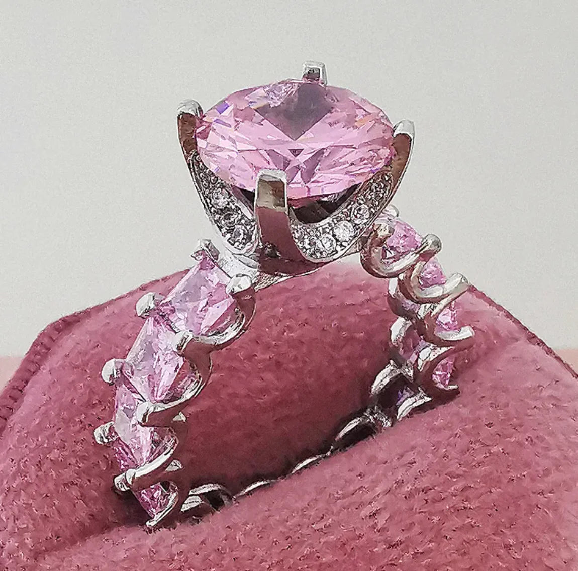 Anillo de compromiso con diamantes súper brillantes para mujer