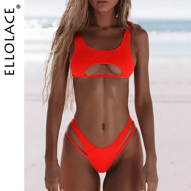Traje de baño micro con escote alto y aberturas