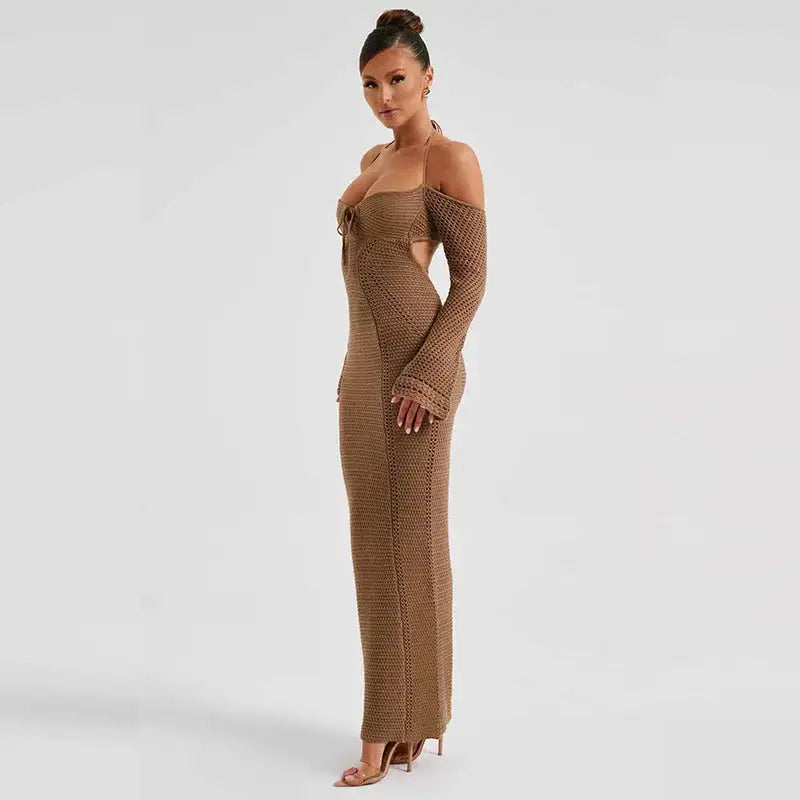 Vestido de punto con cuello halter y hombros descubiertos