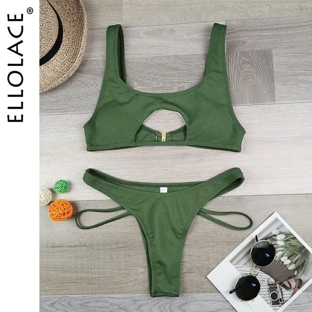 Traje de baño micro con escote alto y aberturas