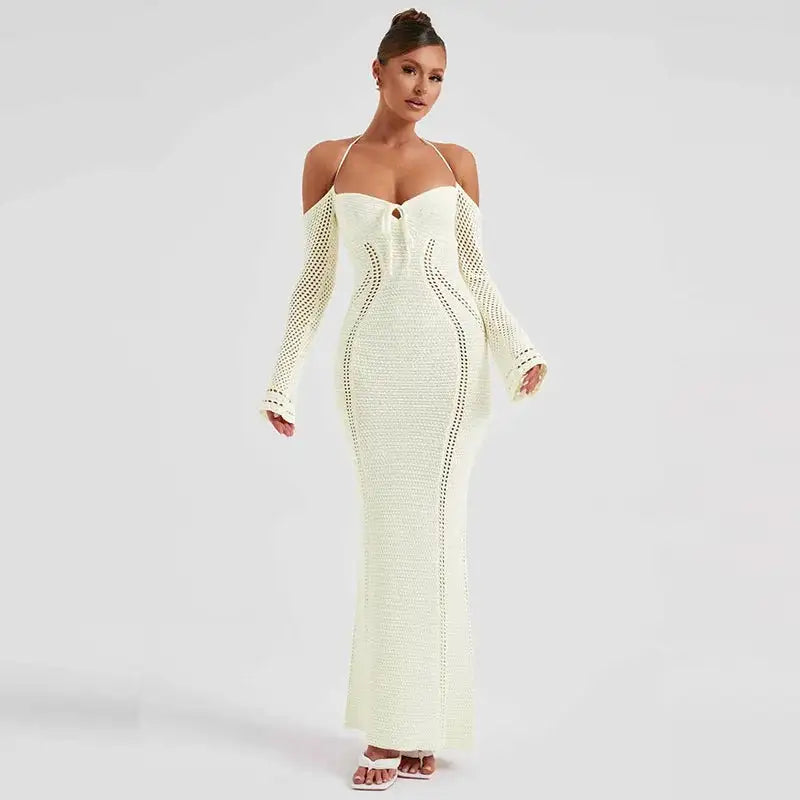 Vestido de punto con cuello halter y hombros descubiertos