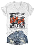Camiseta con cuello en V de mujer que dice tigre