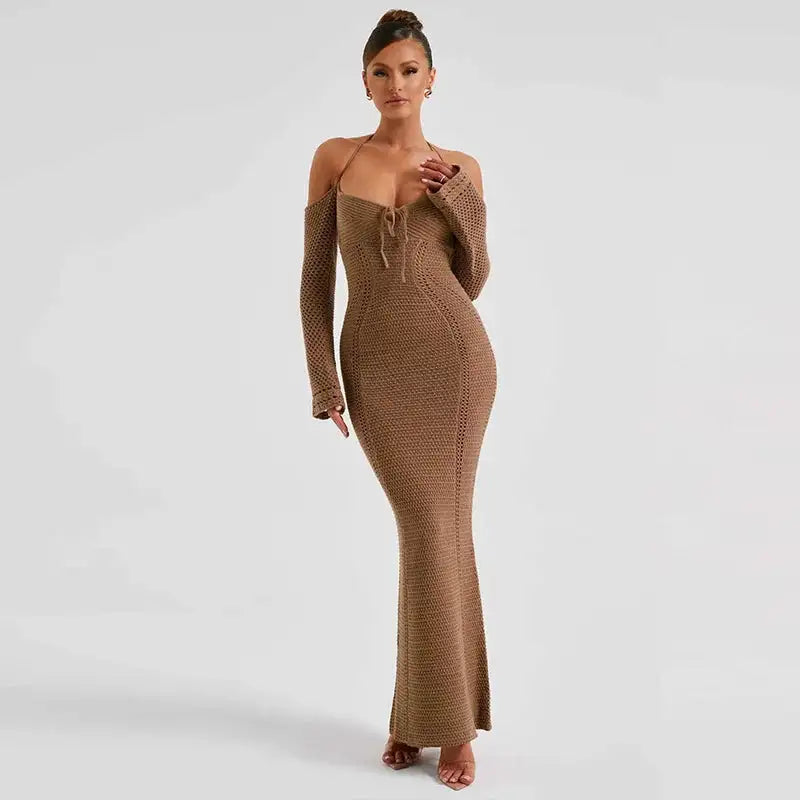Vestido de punto con cuello halter y hombros descubiertos