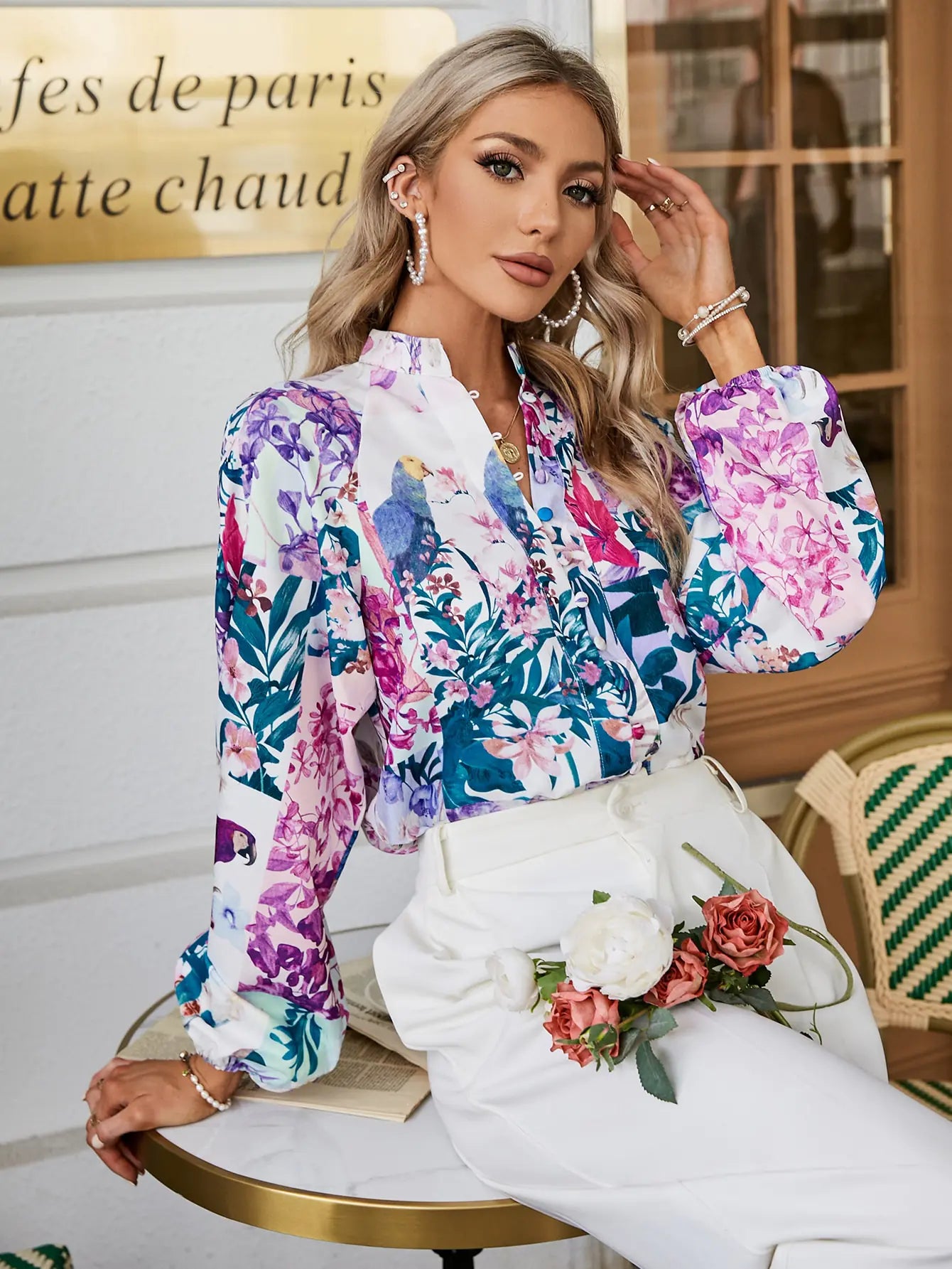 Camisa elegante con mangas abullonadas para mujer