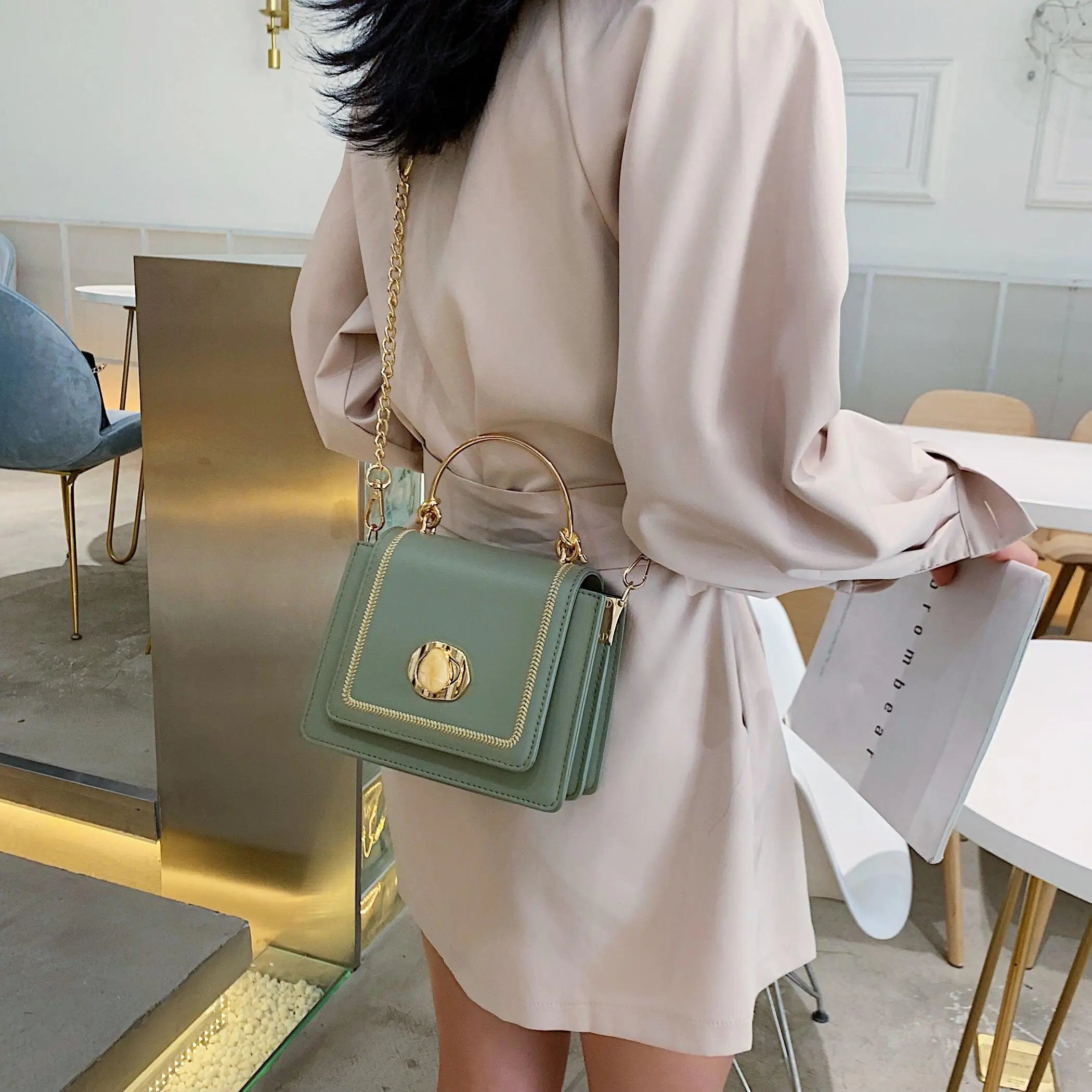 Bolso bandolera de estilo fashionista