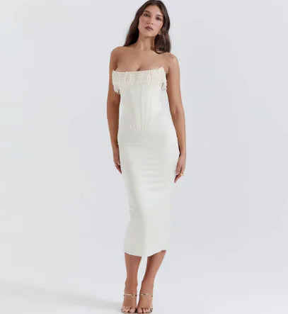 Vestido midi con hombros descubiertos y borlas de perlas