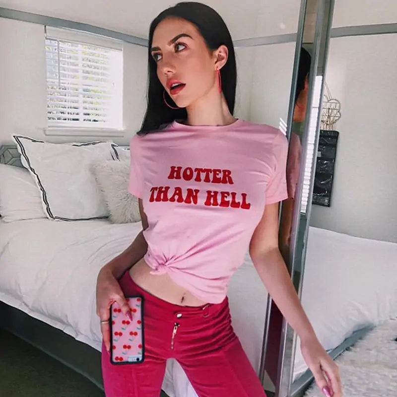 Camiseta de manga corta para mujer con estampado de letras "Hotter Than Hell"