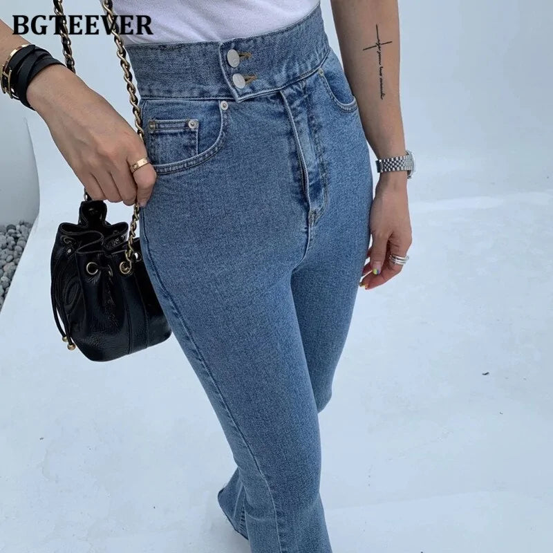 Pantalones vaqueros acampanados con doble botón para mujer