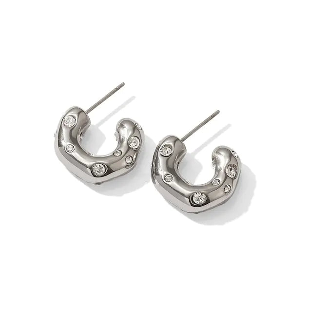 Pendientes de aro con forma de martillo y circonitas en forma de CC de Uworld