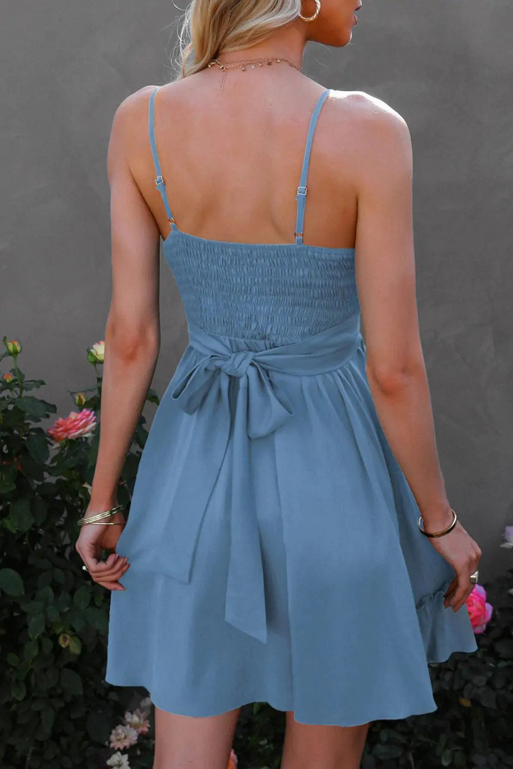 Vestido con volantes en el dobladillo y tirantes finos con lazo en la espalda