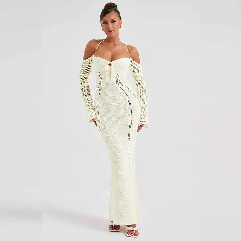 Vestido de punto con cuello halter y hombros descubiertos