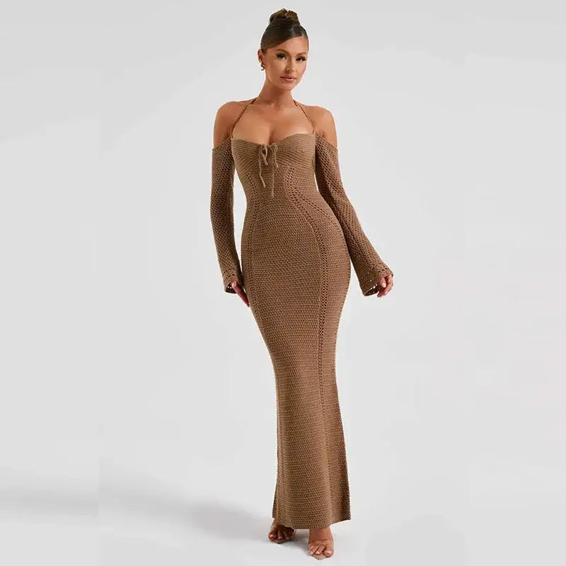 Vestido de punto con cuello halter y hombros descubiertos