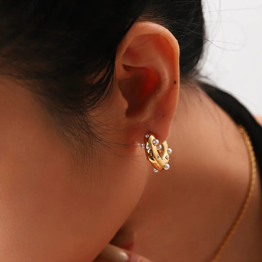 Pendientes de aro con forma de martillo y circonitas en forma de CC de Uworld