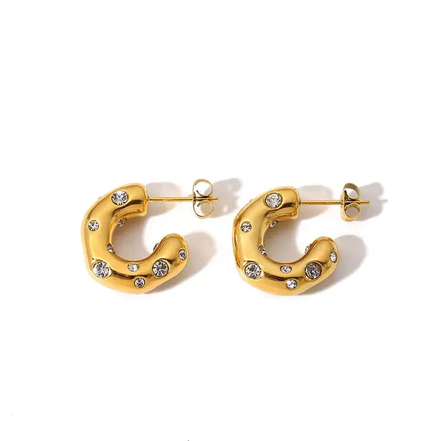 Pendientes de aro con forma de martillo y circonitas en forma de CC de Uworld