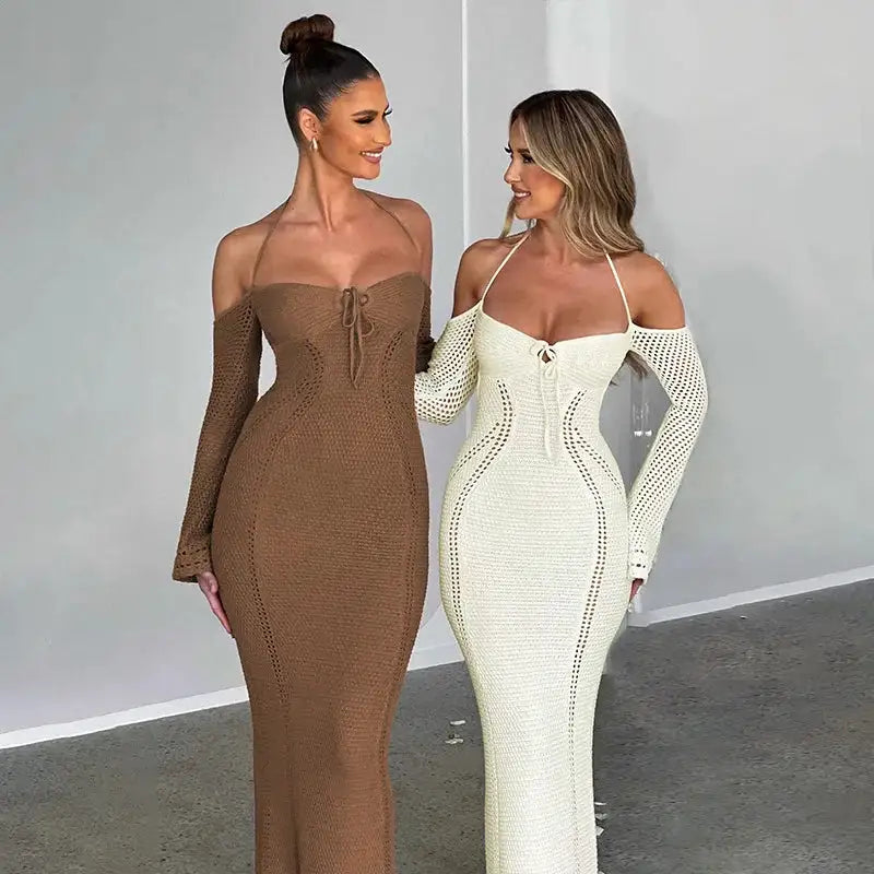 Vestido de punto con cuello halter y hombros descubiertos