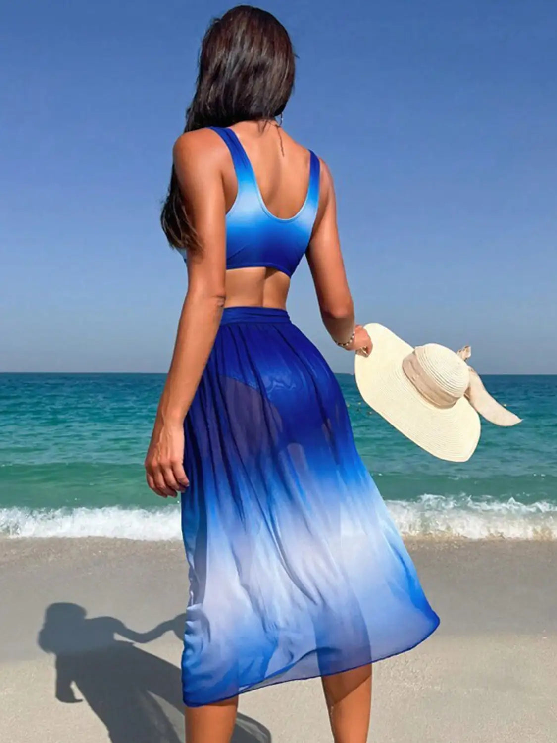 Traje de baño de tres piezas con tirantes anchos