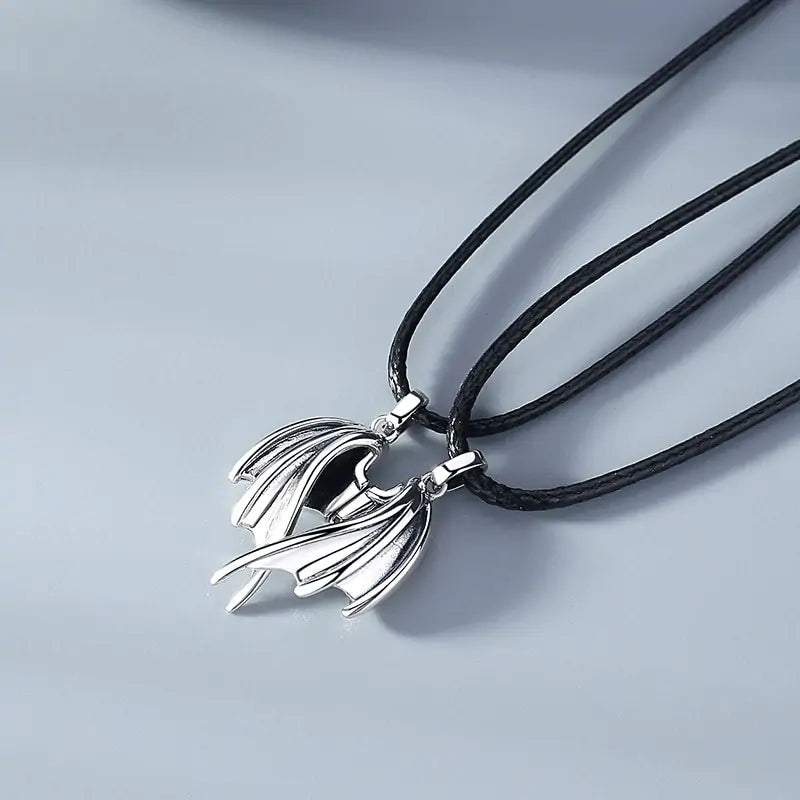 Collar de amantes con par de alas