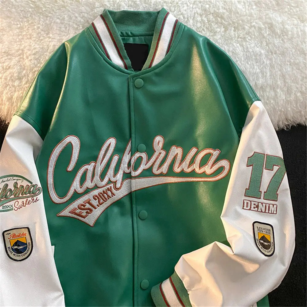 Chaquetas de inspiración vintage con bordados de letras clásicas