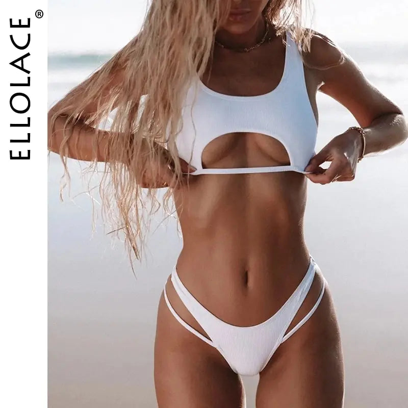 Traje de baño micro con escote alto y aberturas
