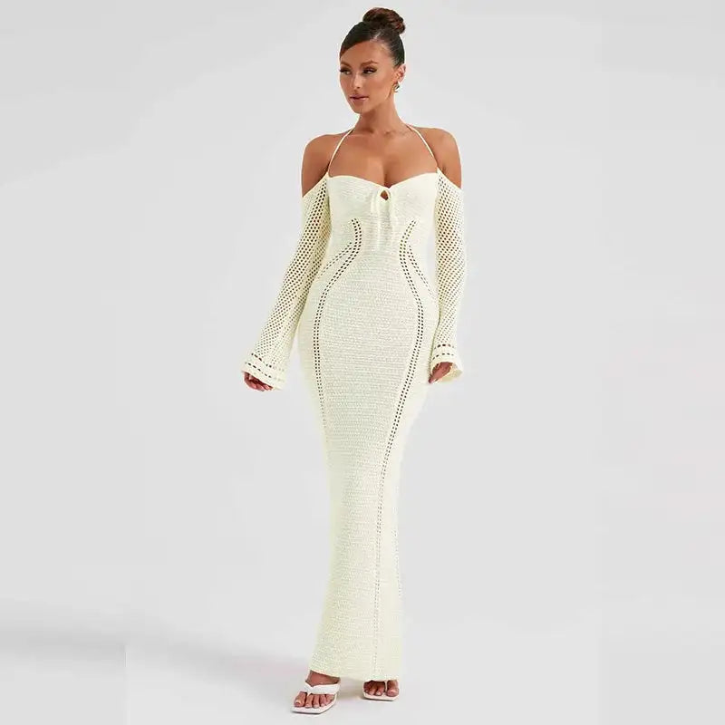 Vestido de punto con cuello halter y hombros descubiertos