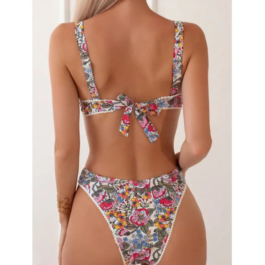 Traje de baño de playa con nudo en la espalda