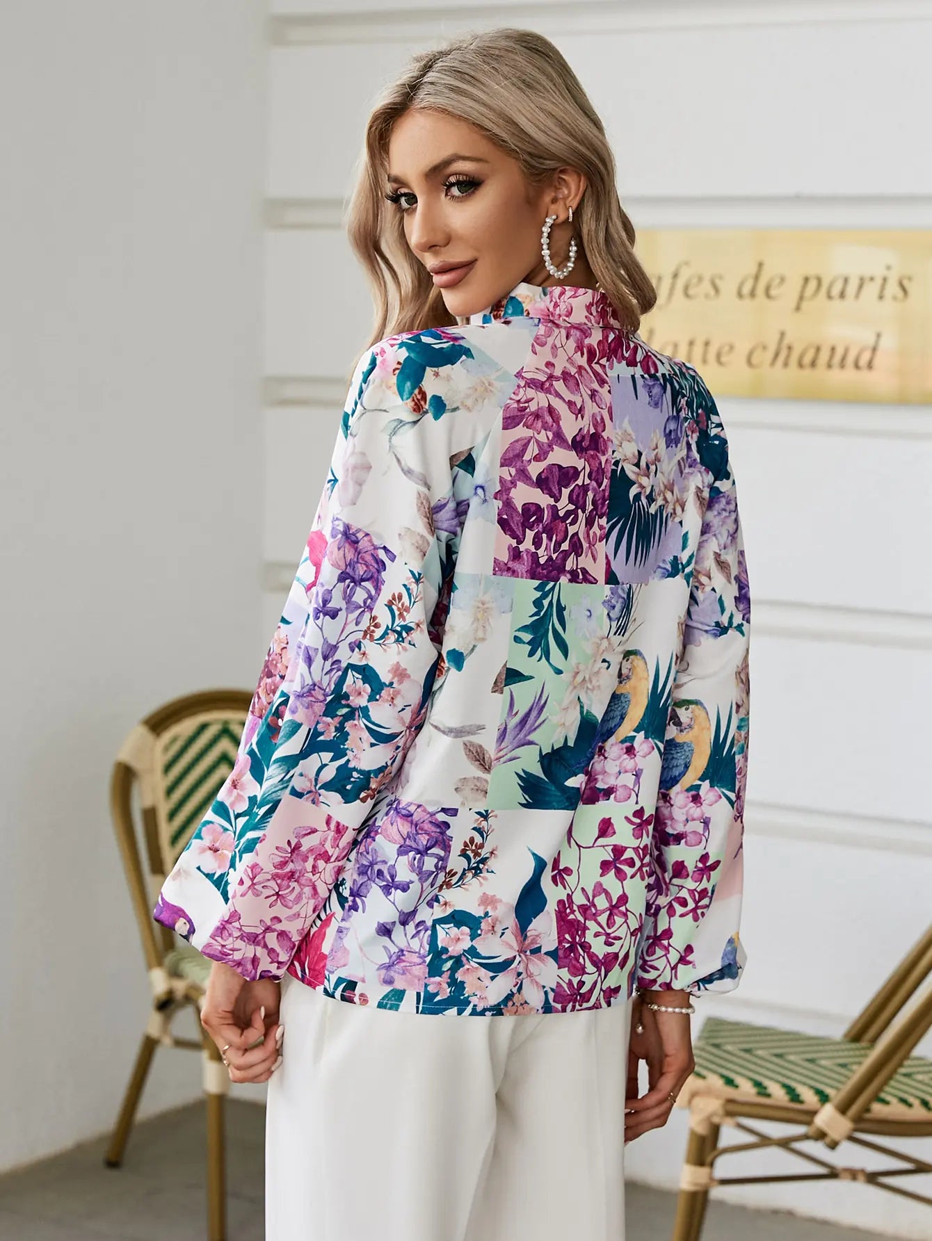 Camisa elegante con mangas abullonadas para mujer